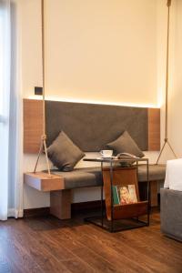 ein Wohnzimmer mit Sofa und Tisch in der Unterkunft Mandala Hotel & Suites Bac Giang in Bắc Giang