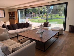 Una sala de estar con un sofá y una mesa de café. en Beautiful south-facing architect's house!, en Quimiac 80 fotos más