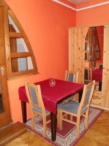 A seating area at Viola Vendégház