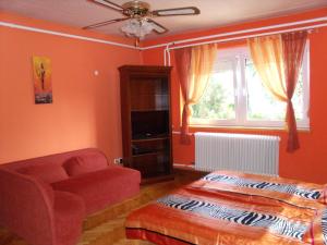 A seating area at Viola Vendégház
