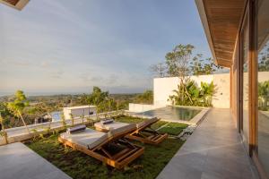 desde el patio trasero de una casa con patio en Brand new 2-bedroom ocean view villa, en Uluwatu