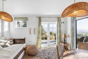 Schlafzimmer mit einem Bett und Blick auf einen Innenhof in der Unterkunft Bali Bliss Villa - Golden Bay in Takaka