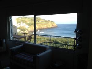 ラゴアにあるSea Bay Houseの窓から海の景色を望む客室です。