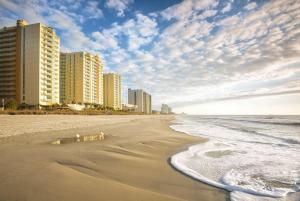 Una playa con edificios altos y el océano. en Club Wyndham Ocean Boulevard, en Myrtle Beach