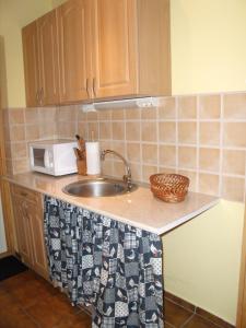 A kitchen or kitchenette at Viola Vendégház