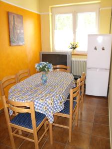 A kitchen or kitchenette at Viola Vendégház