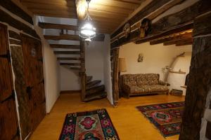 un soggiorno con un divano e una scala di Casa Grosu 