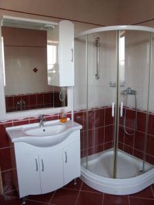 A bathroom at Viola Vendégház Még 37 kép
