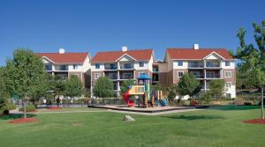 een park met een speeltuin voor een gebouw bij Club Wyndham Mountain Vista in Branson