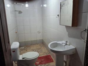 ein Badezimmer mit Toilette und Waschbecken in der Unterkunft Aconchego benevides Barcelona in Benevides + 20 Fotos