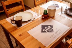 une table en bois avec une plaque et une serviette. dans l'établissement I Due Orfici, à Cona