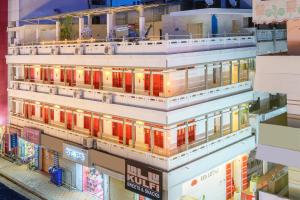 Supermarket nebo jiné obchody v  hotelu nebo okolí