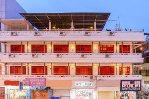 um grande edifício com janelas vermelhas numa cidade em Itsy By Treebo - Red Lotus Heritage Promenade Beach em Pondicherry