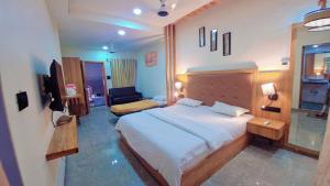 une chambre avec un grand lit dans une pièce dans l'établissement Royale Heritage, à Nashik 22 autres photos
