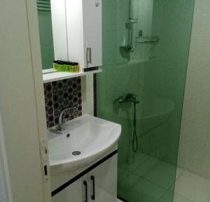 Ένα μπάνιο στο Gardenya Lara Suit Hotel +91 φωτογραφίες