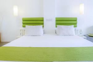 Postel nebo postele na pokoji v ubytování Itsy Hotels Red Lotus Heritage, Promenade Beach
