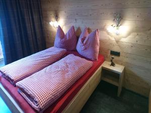 Ένα ή περισσότερα κρεβάτια σε δωμάτιο στο Chalet in Fügen near Spieljoch Ski Lift
