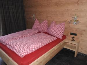 Ένα ή περισσότερα κρεβάτια σε δωμάτιο στο Chalet in Fügen near Spieljoch Ski Lift +29 φωτογραφίες
