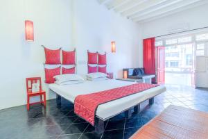 Postel nebo postele na pokoji v ubytování Itsy Hotels Red Lotus Heritage, Promenade Beach