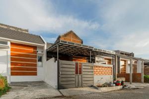 a house with a gate in front of it at Hotel O Bidara Guest House Syariah in Mojokerto