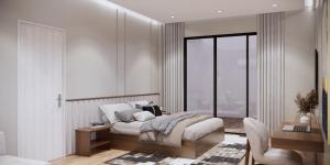 een slaapkamer met een bed, een bureau en een raam bij Private Villa by YUSETH Residence in Phumĭ Ta Phŭl