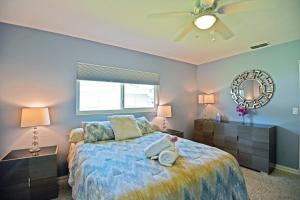 Siesta KeyにあるBeechwood Villaの大きなベッドと鏡のある寝室 +20枚の写真