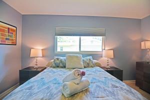 Siesta KeyにあるBeechwood Villaのベッドルーム1室(大型ベッド1台、ランプ2つ付)