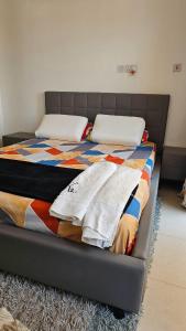 Ένα ή περισσότερα κρεβάτια σε δωμάτιο στο Nyali Fully Furnished Apartment