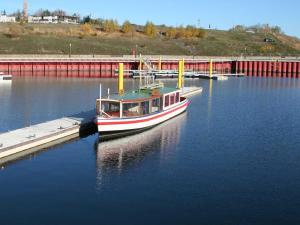 a boat is docked at a dock in the water at Ferienwohnung Penthaus ILSE in Großräschen