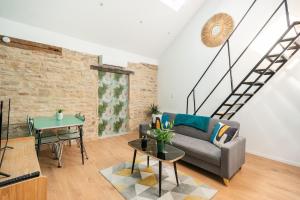 Loft antique的客厅里有一张沙发和一张桌子。