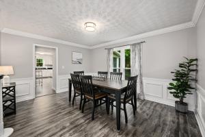 ein Esszimmer mit Tisch und Stühlen in der Unterkunft 1356 Velvet Creek Glen Marietta in Mableton