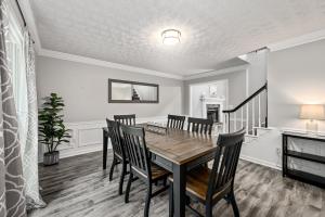 ein Esszimmer mit einem Holztisch und Stühlen in der Unterkunft 1356 Velvet Creek Glen Marietta in Mableton