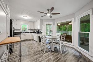 eine Küche mit einem Tisch und einem Deckenventilator in der Unterkunft 1356 Velvet Creek Glen Marietta in Mableton