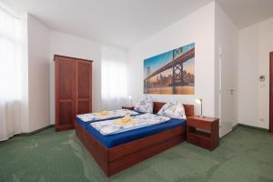 a bedroom with a bed and a painting on the wall at Pension San Francisco in Vienna
