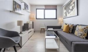 a living room with a couch and a tv at Montegorbea Studio superior con parking privado incluido NEVADAHOME in Sierra Nevada