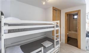 a bedroom with bunk beds and a bathroom at Montegorbea Studio superior con parking privado incluido NEVADAHOME in Sierra Nevada