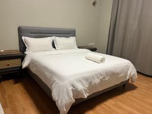 Giường trong phòng chung tại the villas Hotel