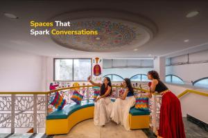 Dos mujeres jugando en una sala de juegos en un parque infantil. en goSTOPS PLUS Udaipur Gulab Bagh, en Udaipur 89 fotos más