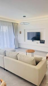 TV a/nebo společenská místnost v ubytování executive catchy two bedroom apartment with swimming pool fully furnished gym ample parking space children playing ground and amazing city views in lavington + 6 fotografií