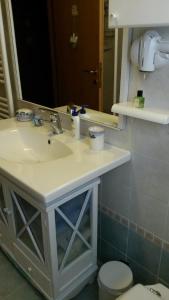 モンタルチーノにあるL'Incantoのバスルーム(洗面台、トイレ、鏡付)