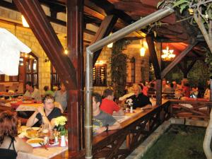 Reštaurácia alebo iné gastronomické zariadenie v ubytovaní Guest House Zlatibor