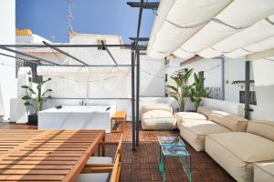 マルベーリャにあるSUNSET VILLA - Jacuzzi & Grillのソファと洗面台のあるバルコニー