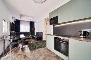 O bucătărie sau chicinetă la SUNSET VILLA - Jacuzzi & Grill