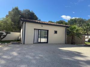 a small white house with a driveway at Studio t1 in Mornas