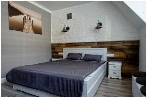 ワルシャワにあるSpichlerzのレンガの壁、ベッド付きのベッドルーム1室