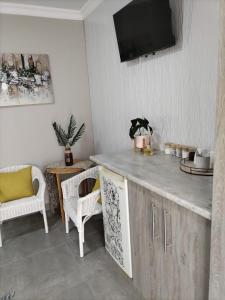 a kitchen with a counter with a tv on the wall at Lind Haven in Bothaville