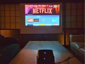 een tafel met een televisie in een kamer bij Kominka Sauna & BBQ TK-tei in Ichihara +49 foto's