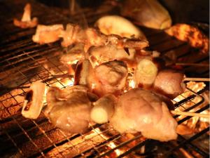 een heleboel eten koken in een oven bij Kominka Sauna & BBQ TK-tei in Ichihara