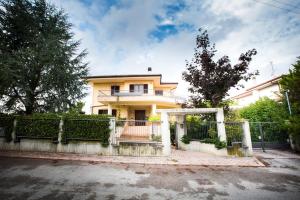 モンテグラナーロにあるB&B Casa Ciarpellaの黄色い家