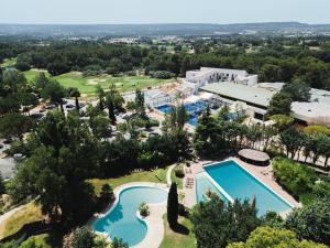 Una vista aérea de un complejo turístico con piscina. en Setclub Hôtel & Spa Aix-en-Provence, en Aix-en-Provence